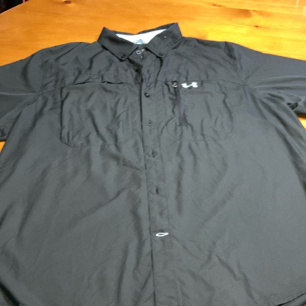 Men’s Size Large Under Armour Heat Gear Button Down Black